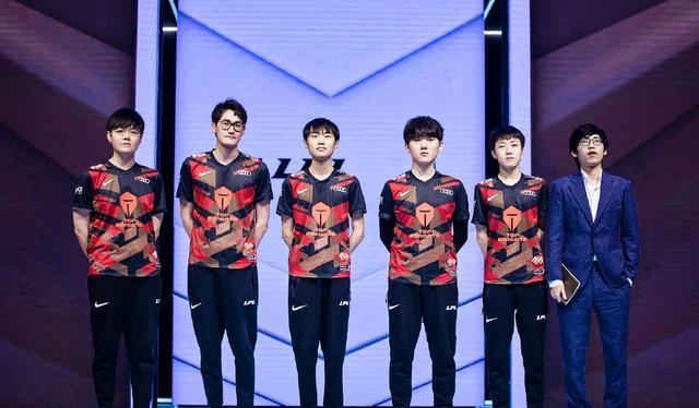 在采访中表 在采访中表